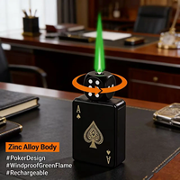 Briquet créatif en forme de carte à jouer avec un design rotatif et une flamme coupe-vent, un excellent cadeau pour un mari ou un ami.