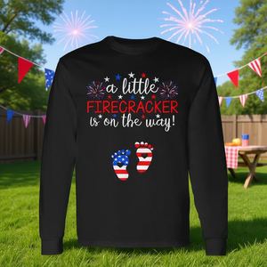 Maglietta a maniche lunghe per la gravidanza del 4 luglio con stampa 'A Little Firecracker Is on the Way' - Maglietta promozionale - Product Image 3