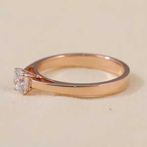 Anillo de Compromiso Solitario Clásico con Diamante Cultivado en Laboratorio, en Plata de Ley y Oro, Claridad VS1, Color F - Product Image 5