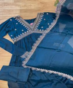 Fusion de mode: Style pakistanais Salwar Kameez - Fusion de styles traditionnels et modernes, créant une mode chic et élégante - Product Image 5