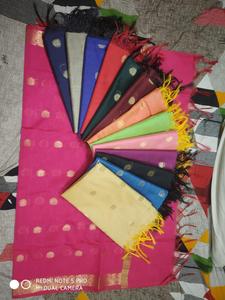 Banarasi Dupatta classique avec motif floral doré disponible en couleurs riches pour la mode de mariage, de festival et de fête - Product Image 2