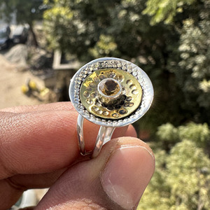 Anillo con Bisel de Citrino Natural en Dos Tonos |   Joyería Artesanal de Plata de Ley y Latón con Piedras Preciosas para Aniversario - Product Image 4