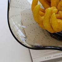 Bixuan Smoky für gepunktete Textur Mundgeblasene Kalknatzglas-Schale mit schwarzem Rand, Wellenkante, fußige Obstplatte, moderne Kunst