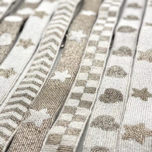 Correa de monedero con cuentas blancas y plateadas, correa de bolso con cuentas de corazón, correa de monedero plateada, Correa transparente para bolso, regalo de vacaciones, correa de monedero con cuentas - Product Image 1