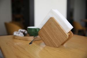 Porte-serviettes en bois écologique de qualité supérieure pour serviettes en papier et en tissu ou organisateur de table disponible à la vente - Product Image 3