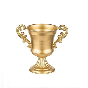 Vase Simple noir avec détails en or parfait pour bureau d'étude de chambre salon salon et cadeau créatif ou utilisation décorative - Product Image 1