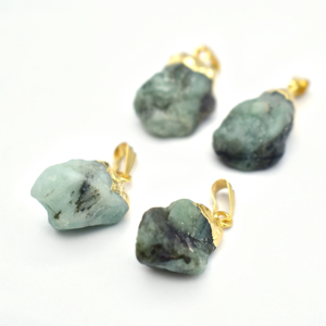 Émeraude grand pendentif galvanisé brut-taille 18-20mm pierre précieuse, breloque brute plaquée or faite à la main, pendentif élégant en pierre de naissance - Product Image 4