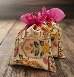 กระเป๋าผ้าไหมปักลายซาร์โดซีทำมือจากราชสถาน สำหรับงานแต่งงาน ฮัลดี ฮีน่า ซันจีต นิกาห์ โอนัม ปอนกัล  ถุงของขวัญสำหรับแจกแขก - Product Image 3