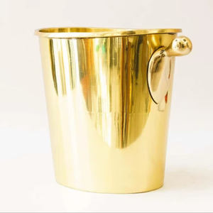 Le seau à glace élégant en laiton ajoute une touche de luxe à la table à manger et au comptoir de bar avec une finition polie brillante - Product Image 1