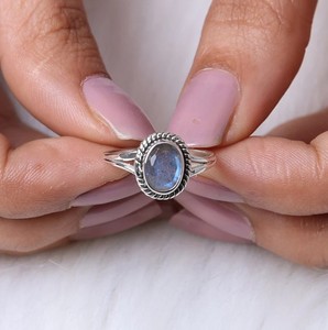 แหวนแฟชั่นผู้หญิงทรงไข่มรกตประดับเพชรลาบราดอไรต์แท้แวววาวขนาด7x9มม. 925แข็งเงินสเตอร์ลิง - Product Image 4