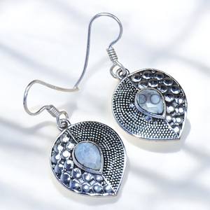 Pendientes Ligeros de Piedra Lunar Arcoíris, Plata de Ley 925, Diseño de Joyería Hecha a Mano para Mujer, Venta al por Mayor de Joyería Fina - Product Image 1