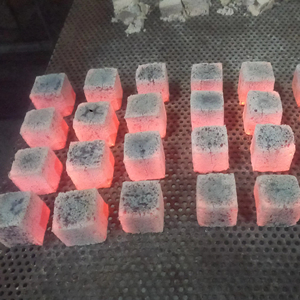 Elaborado a partir de cáscaras de coco, este carbón de cachimba indonesio garantiza una verdadera sensación de humo. - Product Image 1