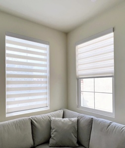 Guter Preis Dual Shade Zebra Jalousien Obere offene Verdunkelung rollos Eingebaute elektrische vertikale Stoff Essential Room Darken ing - Product Image 2