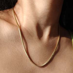 Collier en Chaîne Chevron en Acier Inoxydable Plaqué Or avec Accents de Perles et de Diamants - Product Image 5