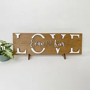 양식에 일치된 문자로 새겨진 커플의 이름을 가진 나무 탁상 LOVE 사인 사랑의 발렌타인 데이 선물 기념일