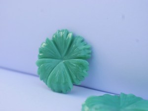 100% Piedra preciosa de crisoprasa natural 30x30mm Flor amarilla tallada para la fabricación de joyas - Product Image 3