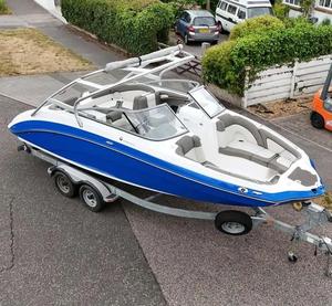 YamahaBoats 2011 242 Limited S, Lancha de Lujo de 7m con Motor Intraborda, Propulsión a Chorro, para Pesca y Trabajo, Duradera + Remolque - Product Image 1