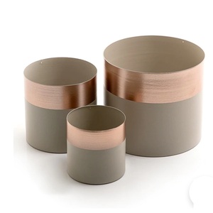 Jarrones de flores de metal con acabado antiguo Jarrones de flores sostenibles decorativos hechos a mano - Product Image 1
