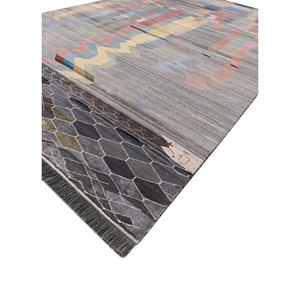 Tapis géométrique gris et noir Freedom Manchaha en laine et soie de bambou noué à la main, technique de tissage plat pour salon - Product Image 2