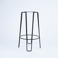 Décoration d'intérieur de luxe moderne, chaises en bois avec structure en fer, table de bar en métal, design Art Déco, marque LBN, utilisation en intérieur, occasion anniversaire