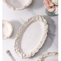 Klassische Relief-Porzellan-Platzteller mit massivem Barock-Gravurdesign, rundes Geschirrset für Hochzeiten und Partys