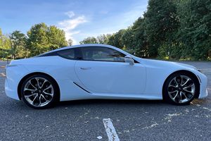 Lexus LC 500 2021 d'occasion en excellent état, 1 propriétaire, moteur V8, pack maniabilité dynamique, non modifié - Product Image 2