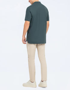 Polo de manga corta para hombre, Polo moderno de tela transpirable con bordado de logotipo personalizado de tela de piqué de algodón de corte regular - Product Image 3