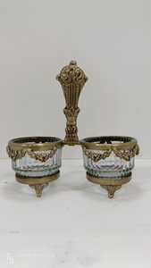 Latón y vidrio, parecen ser un artículo decorativo y funcional para una mesa de comedor o cocina. - Product Image 2