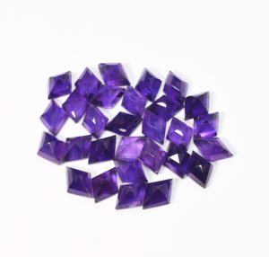 พลอยอะมีทิสต์ธรรมชาติทรงว่าวเจียระไน ขนาด 14x10 มม. จำนวน 29 เม็ด น้ำหนัก 102.25 กะรัต - Product Image 1