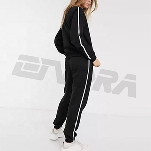 Nuevo conjunto de chándal de ropa de calle Unisex, sudadera con rayas laterales blancas y pantalones de chándal para correr, ropa deportiva informal para hombres y mujeres - Product Image 3