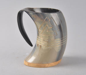 Mug à boire en corne de buffle authentique, artisanal, avec symbole Valknut gravé, style nordique traditionnel, poli - Product Image 4