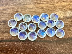 Pierre précieuse de pierre de lune arc-en-ciel blanche à feu bleu naturelle de coupe ronde pour la fabrication de bijoux, taille 4 mm, faite à la main avec jeu de couleurs - Product Image 2