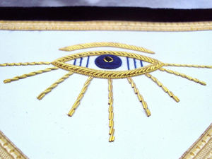 Delantal Masónico Auténtico de Piel de Cordero Blanca |   Diseño Tradicional de la Masonería Azul |   Bordado a Mano de Alta Gama |   Logotipo Personalizado para Hoteles - Product Image 2