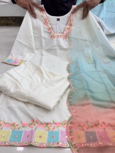 Superbe ensemble de vêtements de fête Sharara avec Kurti et Dupatta embellis Un choix à la mode pour les célébrations festives et les fonctions de mariage - Product Image 5