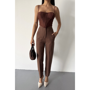 Pantalon en satin marron pour femme avec détails froncés - Product Image 4