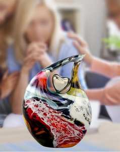 Urna de cremación en forma de lágrima multicolor con mini corazón plateado en urnas de tamaño mediano para humanos para cenizas de adultos con capacidad para hasta 200 libras - Product Image 5