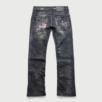 Jean Streetwear personnalisé coupe bootcut taille basse, délavé à la pierre, effet usé, avec patchs en sherpa et maille, bords effilochés et applique drapeau étoilé effet brûlé