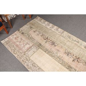 Alfombra pequeña vintage de patchwork de 3.8x6.9 pies (115x210 cm), geométrica turca beige con elementos florales. - Product Image 2