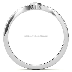 Eleva tu estilo con un anillo de diseñador con piedra central en engaste biselado, con diamante moissanita de corte pera rodeado por piedras redondas. - Product Image 5