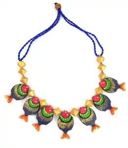 Ensemble de bijoux en terre cuite de poisson artisanal exclusif pour femmes, disponible pour l'exportation depuis l'inde au prix de gros