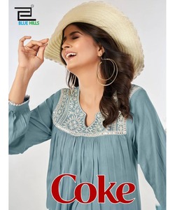 Vestidos informales hechos a medida y al por mayor para mujer con elegantes blusas y faldas con corsé de ganchillo - Product Image 4