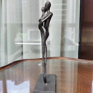 Esculturas de acabado metálico refinado de gran tendencia, figuras de pareja con un atractivo lujoso que al mismo tiempo mantienen un estilo minimalista y elegante. - Product Image 5