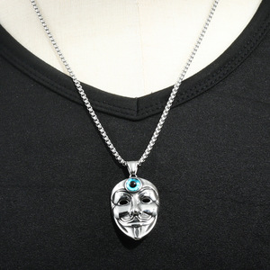 yunnique Pendentif masque facial en acier titane, style punk rétro unique et tendance, pour hommes et femmes, pendentif œil en acier inoxydable 2807 - Product Image 3