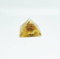Ensemble de pyramide orgonite à sept chakras pour la méditation Cristaux de guérison infusés par le reiki Équilibre de l'aura énergétique