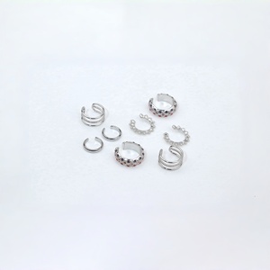 Set di 8 Orecchini a Clip Placcati Argento, Senza Foro, con Zirconi e Cristalli Multicolore, Clip per Cartilagine Minimaliste a Strati - Product Image 1