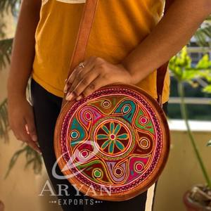 Bolso de Hombro Hecho a Mano de Cuero de Cabra, Bolso de Cantina con Bordado de Rajasthani, Multicolor Tradicional, Vintage, 9x9 Pulgadas - Product Image 1