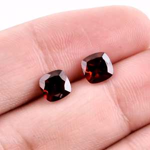 Mozambique Grenat Coussin Forme Facettes Coupe Coussin Fabrication de Bijoux Coussin Coupe Lâche Pierre Précieuse Tendance Grenat Rouge Taille Calibrée - Product Image 2