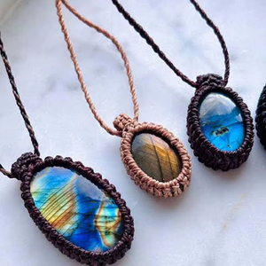 Collier statement en macramé en cordon brun vintage, pendentif en laiton plaqué argent avec fils multicolores, cadeau unisexe - Product Image 1