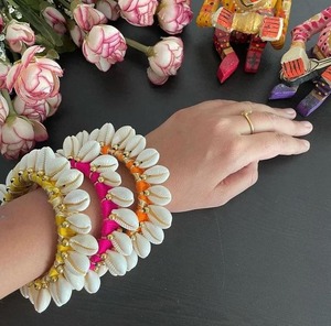 Surtido de brazalete de concha de cauri de varios colores Favores DE BODA peculiares Ideas de favores de Mehendi Accesorios nupciales Joyería étnica para favores - Product Image 1