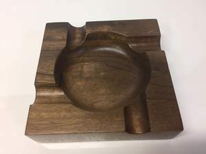 Beau cendrier en bois pour la décoration intérieure, parfait pour l'affichage de table basse ou de comptoir de bar avec des détails artistiques - Product Image 5